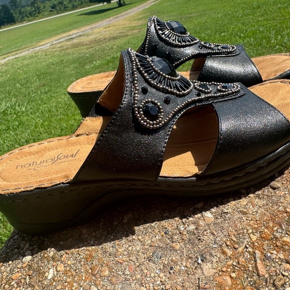 Natural Soul Black and Tan Sandals - Picture 5 of 8